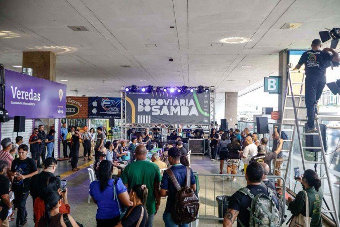 Roda de samba na Rodoviária do Plano transformou a paisagem sonora do local - (crédito: João Pedro Carvalho/Correio Braziliense) Roda de samba na Rodoviária do Plano transformou a paisagem sonora do local - (crédito: João Pedro Carvalho/Correio Braziliense)