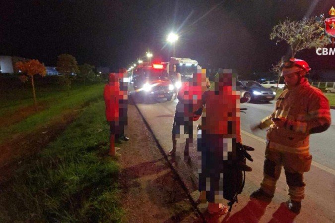 Devido aos ferimentos, o motociclista precisou ser encaminhado a um hospital - (crédito: Divulgação/CBMDF) Devido aos ferimentos, o motociclista precisou ser encaminhado a um hospital - (crédito: Divulgação/CBMDF)