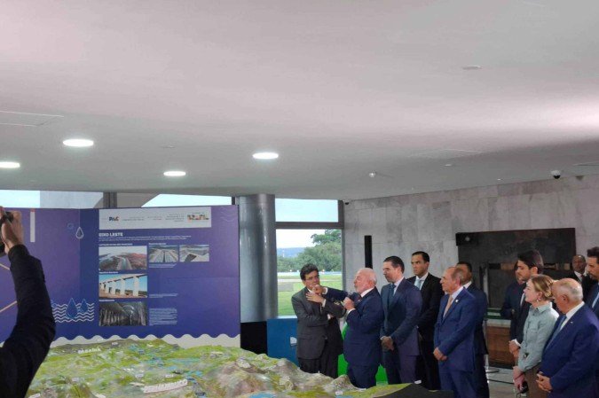 O novo ministro do turismo, Gustavo Feliciano, de gravata azul, atrás do presidente da Câmara dos Deputados, Hugo Motta (Republicanos-PB) - (crédito: Fransico Artur / CB / DA Press) O novo ministro do turismo, Gustavo Feliciano, de gravata azul, atrás do presidente da Câmara dos Deputados, Hugo Motta (Republicanos-PB) - (crédito: Fransico Artur / CB / DA Press)