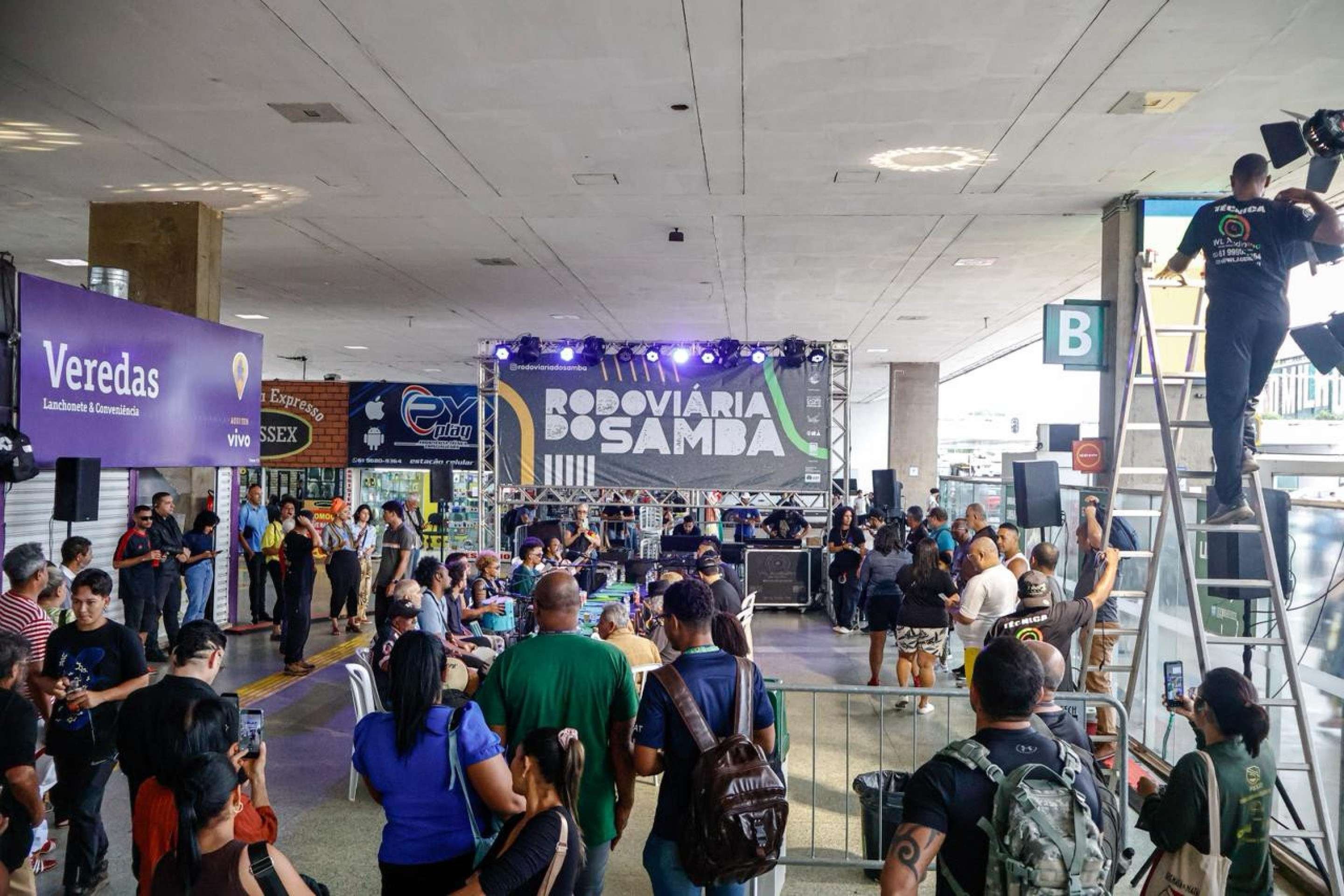 Público e artistas fazem festa na Rodoviária do Samba