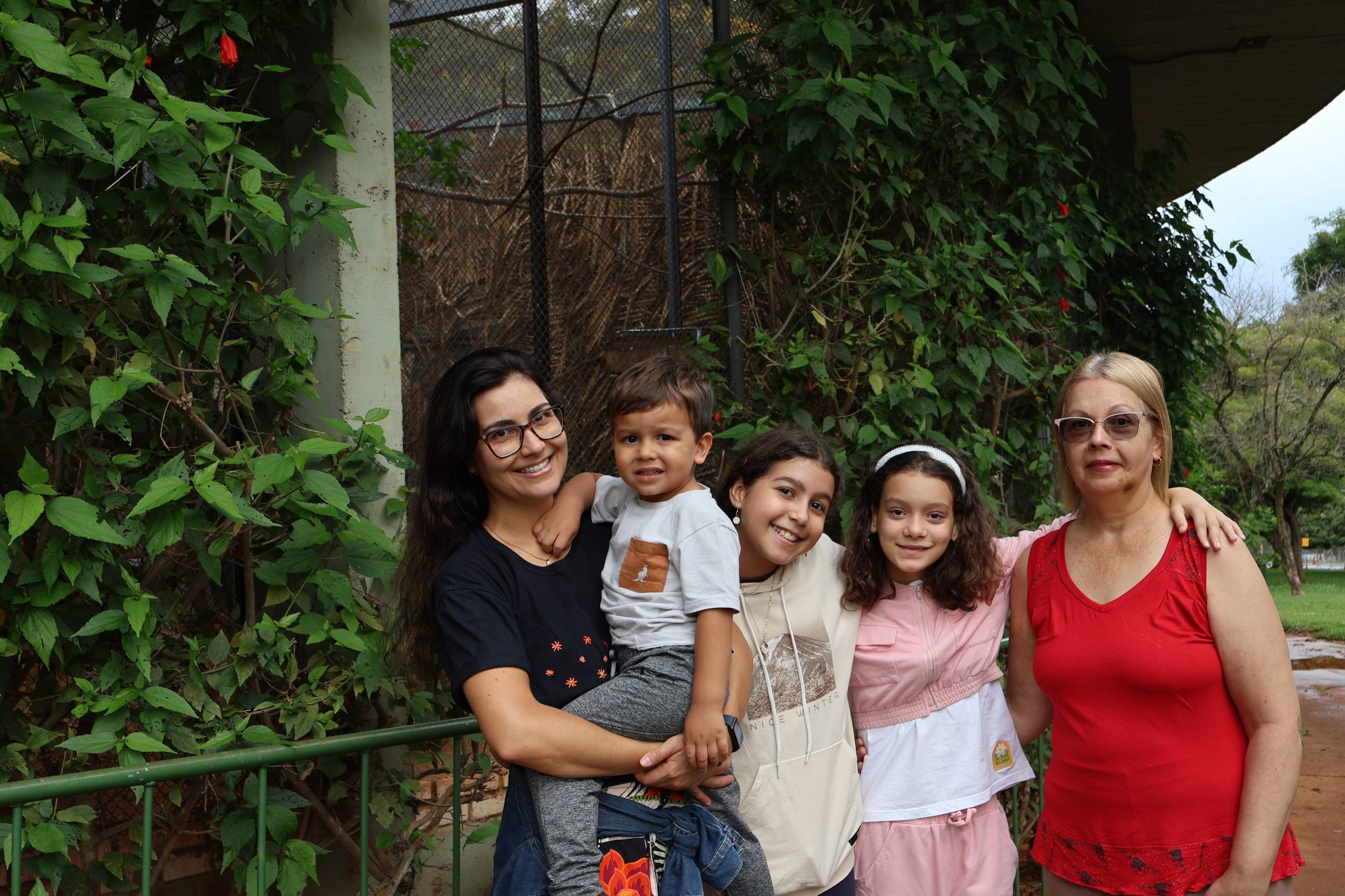  18/12/2025 Bruna Gaston CB/DA Press. Anivers&aacute;rio Zool&oacute;gico de Bras&iacute;lia. Michelle Scheidegger, filha Isabele, filho Levi, sobrinha Sarah e m&atilde;e Zeny       