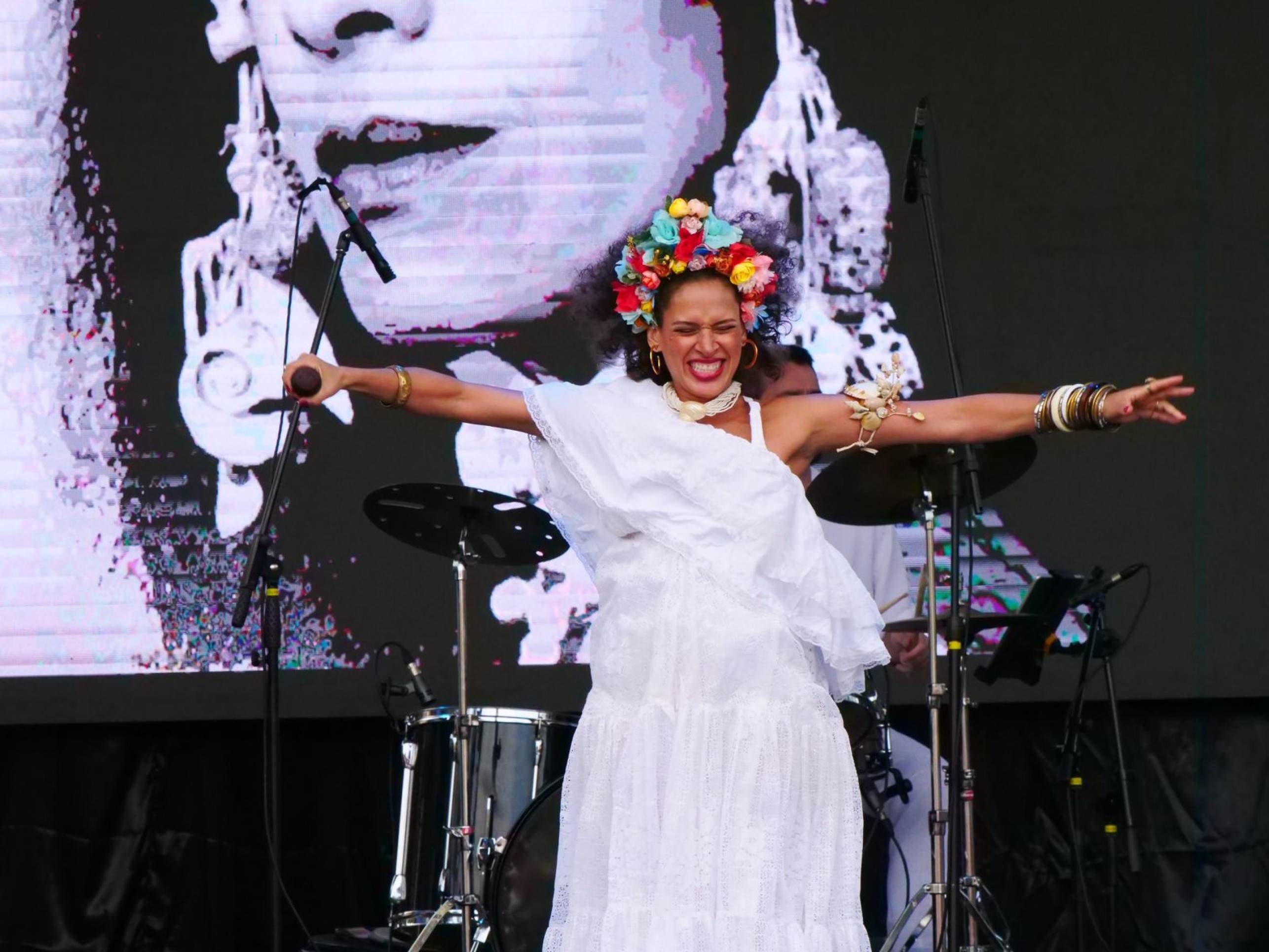 Renata Jambeiro celebra 44 anos com show em homenagem a Clara Nunes