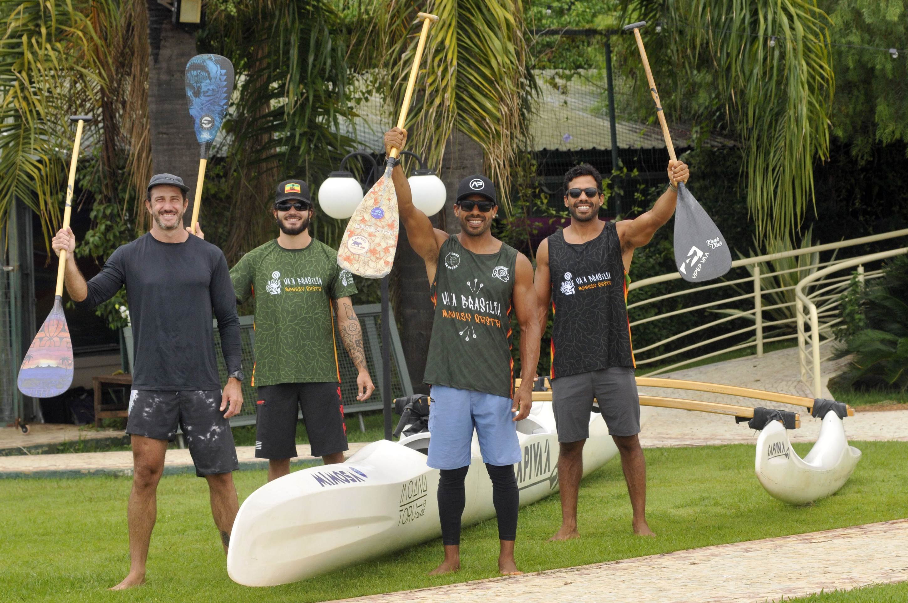  19/12/2025 Cr&eacute;dito: Marcelo Ferreira/CB/D.A Press. Brasil. Bras&iacute;lia - DF -  Equipe brasileira vice-campe&atilde; no Pan-Americando 2025 de Canoa Havaiana. Caio Uchoa (barba), Felipe Terrana (camisa preta maga longa) , Matheus Vieira (bon&eacute; e camisa regata verde) e Thiago Vieira (camisa regata preta)