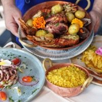  19.12.2025. Guilherme Felix CB/DA Press. Manzu... Pratos de fim de ano, Chef Rentato dos anjos, Manzua pescado nobre .Peixe grelhado, lagostas , polvo ,Mexilh..o  e camar..es servidos com batatas assadas a molho de ervas e pimenta  rosa. Acompanha arroz de a..afr..o ..Robalo pescadores. Robalo grelhado  fetucine na manteiga e trufa negra ao molho de frutos mar.. Polvo vinagrete .Vinagrete de cebola  Roxa e tomate com lim..o  siciliano  azeite
     -  (crédito: Guilherme Felix CB/DA Press)