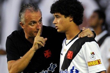 O ano era 2009: Dorival Jr. instrui o garoto Philippe Coutinho em um dos 12 jogos que fez pelo Vasco naquela temporada -  (crédito: Marcelo Sadio/Vasco)