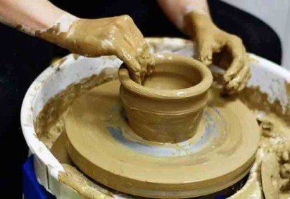 A cerâmica é um dos materiais mais importantes devido à sua versatilidade, durabilidade e utilidade desde a Antiguidade. Utilizada tanto para utensílios do cotidiano quanto para obras de arte, a cerâmica combina habilidades artísticas e técnicas.  -  (crédito:  Imagem de Urszula por Pixabay) -A cerâmica é um dos materiais mais importantes devido à sua versatilidade, durabilidade e utilidade desde a Antiguidade. Utilizada tanto para utensílios do cotidiano quanto para obras de arte, a cerâmica combina habilidades artísticas e técnicas.  -  (crédito:  Imagem de Urszula por Pixabay)