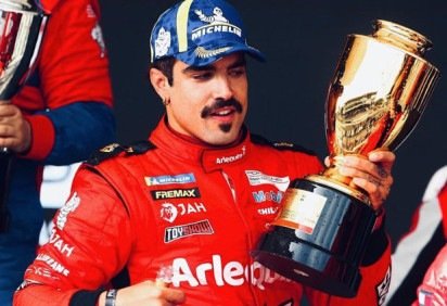 Personalidades do entretenimento que brilham nas telas e também aceleram nas pistas não é algo tão incomum de se ver. Caio Castro, até pouco tempo, era um dos exemplos de artistas que transformaram a paixão por velocidade em carreira paralela. Até que optou por encerrar sua vida de ator para se dedicar integralmente ao automobilismo. 
 -  (crédito: Instagram @caiocastro) -Personalidades do entretenimento que brilham nas telas e também aceleram nas pistas não é algo tão incomum de se ver. Caio Castro, até pouco tempo, era um dos exemplos de artistas que transformaram a paixão por velocidade em carreira paralela. Até que optou por encerrar sua vida de ator para se dedicar integralmente ao automobilismo. 
 -  (crédito: Instagram @caiocastro)