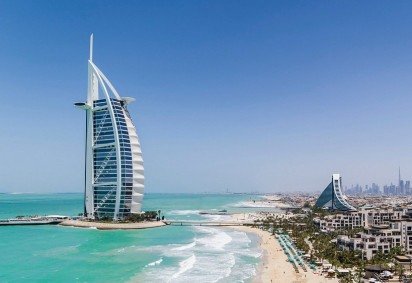 Erguido em uma ilha artificial, o autoproclamado hotel 7 estrelas Burj Al Arab é símbolo máximo de luxo, engenharia ousada e identidade nacional dos Emirados Árabes Unidos. Trata-se de uma declaração arquitetônica de poder, luxo e ambição nacional, projetado para posicionar Dubai como capital global da inovação urbana.
 -  (crédito:  reprodução /tripadiviser) -Erguido em uma ilha artificial, o autoproclamado hotel 7 estrelas Burj Al Arab é símbolo máximo de luxo, engenharia ousada e identidade nacional dos Emirados Árabes Unidos. Trata-se de uma declaração arquitetônica de poder, luxo e ambição nacional, projetado para posicionar Dubai como capital global da inovação urbana.
 -  (crédito:  reprodução /tripadiviser)
