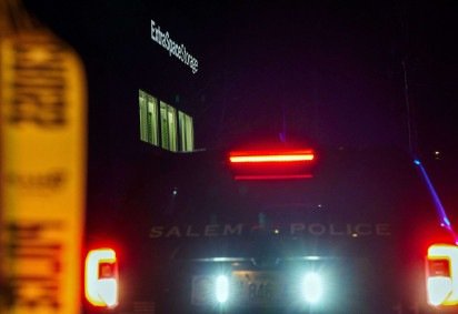Uma viatura do Departamento de Polícia de Salem está estacionada em frente ao depósito onde o suspeito do massacre na Universidade Brown foi encontrado morto, em Salem, New Hampshire, em 19 de dezembro de 2025       -  (crédito: BING GUAN / AFP) -Uma viatura do Departamento de Polícia de Salem está estacionada em frente ao depósito onde o suspeito do massacre na Universidade Brown foi encontrado morto, em Salem, New Hampshire, em 19 de dezembro de 2025       -  (crédito: BING GUAN / AFP)