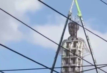 A estátua monumental de Santo Antônio em Caridade (CE) ganhou finalmente sua cabeça após 39 anos desde que o corpo, erguido no Morro do Serrote em 1986, ficou separado da parte superior, que permaneceu a cerca de três quilômetros de distância em uma rua local.  -  (crédito: Reprodução redes sociais ) -A estátua monumental de Santo Antônio em Caridade (CE) ganhou finalmente sua cabeça após 39 anos desde que o corpo, erguido no Morro do Serrote em 1986, ficou separado da parte superior, que permaneceu a cerca de três quilômetros de distância em uma rua local.  -  (crédito: Reprodução redes sociais )