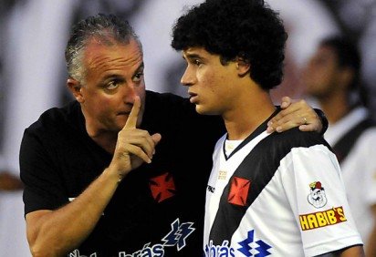 O ano era 2009: Dorival Jr. instrui o garoto Philippe Coutinho em um dos 12 jogos que fez pelo Vasco naquela temporada -  (crédito: Marcelo Sadio/Vasco) -O ano era 2009: Dorival Jr. instrui o garoto Philippe Coutinho em um dos 12 jogos que fez pelo Vasco naquela temporada -  (crédito: Marcelo Sadio/Vasco)
