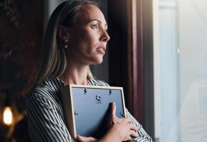 O luto pode se tornar mais pesado durante as festas de fim de ano (Imagem: PeopleImages | Shutterstock) -  (crédito: EdiCase) -O luto pode se tornar mais pesado durante as festas de fim de ano (Imagem: PeopleImages | Shutterstock) -  (crédito: EdiCase)