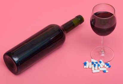 Misturar álcool e medicamentos pode trazer riscos graves à saúde (Imagem: PawelKacperek | Shutterstock)  -  (crédito: EdiCase) -Misturar álcool e medicamentos pode trazer riscos graves à saúde (Imagem: PawelKacperek | Shutterstock)  -  (crédito: EdiCase)