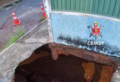 Vítimas tiveram ferimentos leves e foram levadas para HRC -  (crédito: Reprodução/CBMDF) -Vítimas tiveram ferimentos leves e foram levadas para HRC -  (crédito: Reprodução/CBMDF)