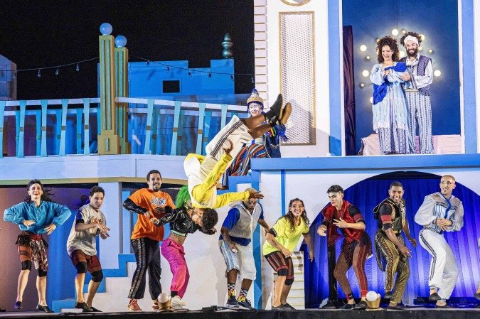 Encenado em Recife (PE), O Baile do Menino Deus incorpora diversas tradições para contar uma história universal