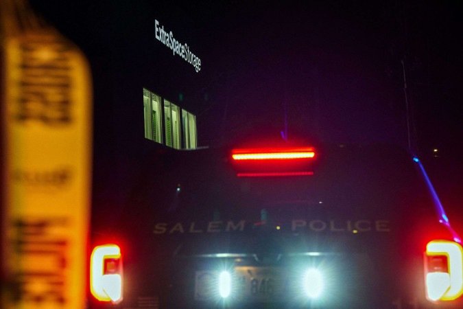 Uma viatura do Departamento de Polícia de Salem está estacionada em frente ao depósito onde o suspeito do massacre na Universidade Brown foi encontrado morto, em Salem, New Hampshire, em 19 de dezembro de 2025 - (crédito: BING GUAN / AFP) Uma viatura do Departamento de Polícia de Salem está estacionada em frente ao depósito onde o suspeito do massacre na Universidade Brown foi encontrado morto, em Salem, New Hampshire, em 19 de dezembro de 2025 - (crédito: BING GUAN / AFP)