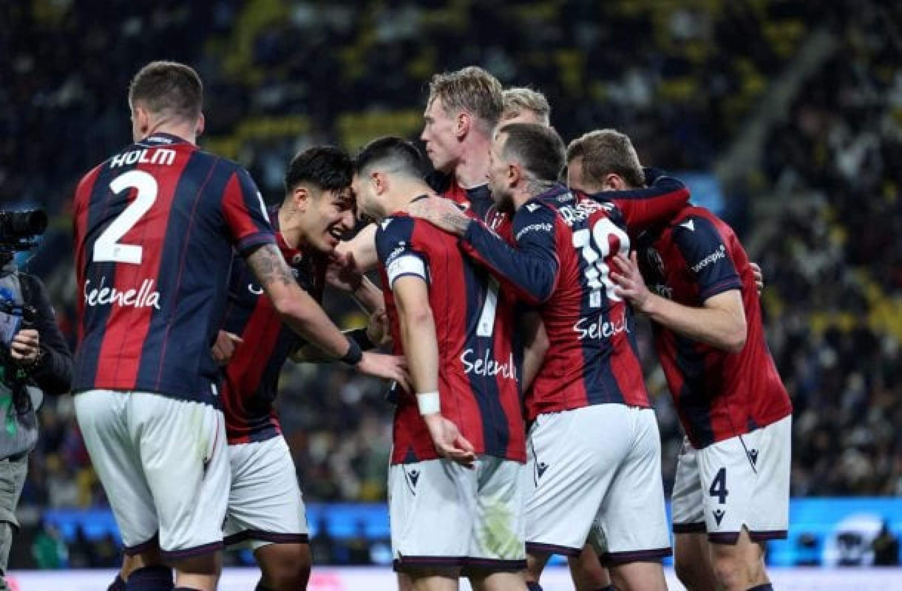 Jogadores do Bologna comemoram o gol de pênalti marcado por Riccardo Orsolini - (crédito: Foto: Abdullah Ahmed/Getty Images) Jogadores do Bologna comemoram o gol de pênalti marcado por Riccardo Orsolini - (crédito: Foto: Abdullah Ahmed/Getty Images)