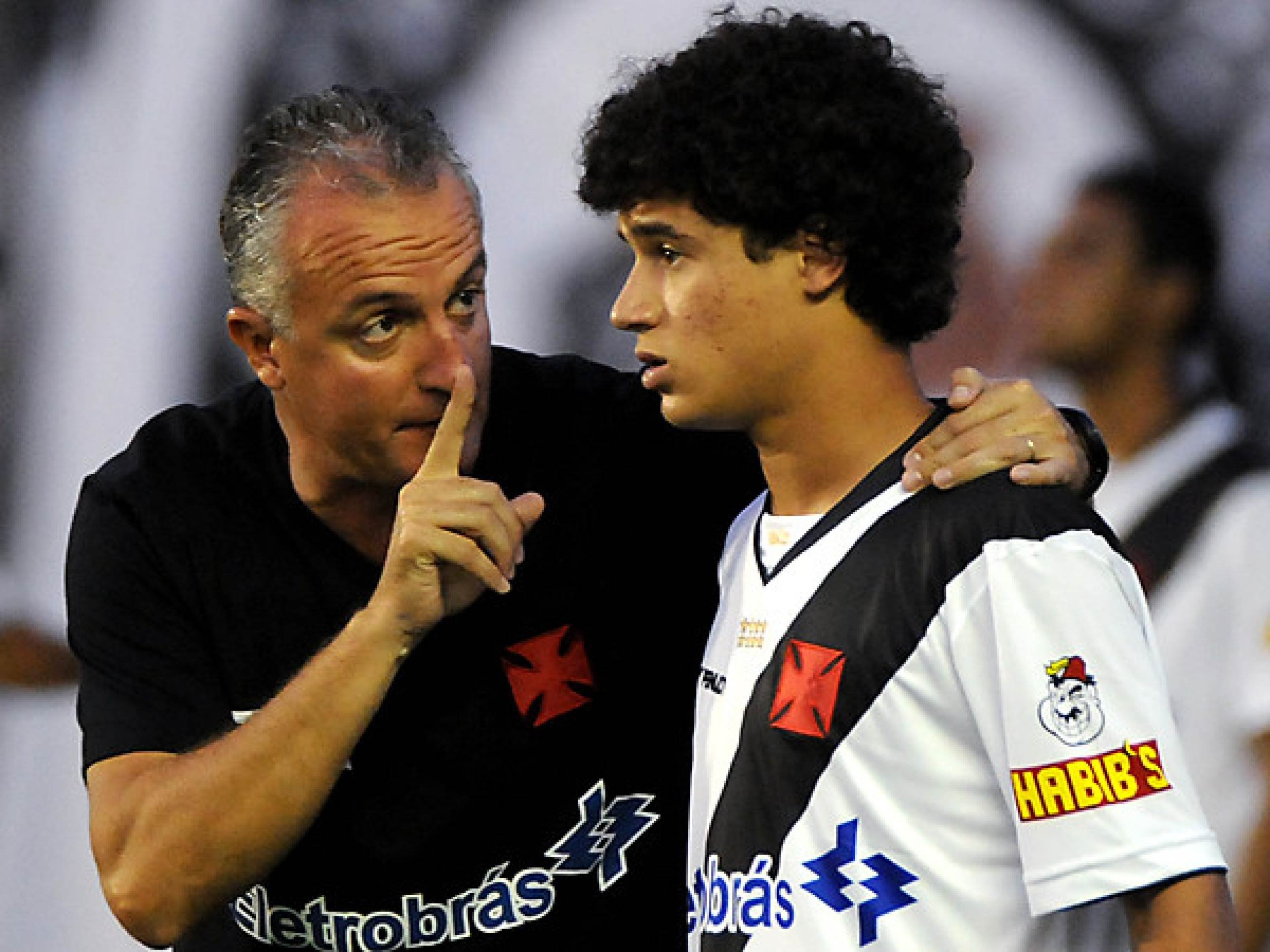 Dorival Jr. e Coutinho disputam um 