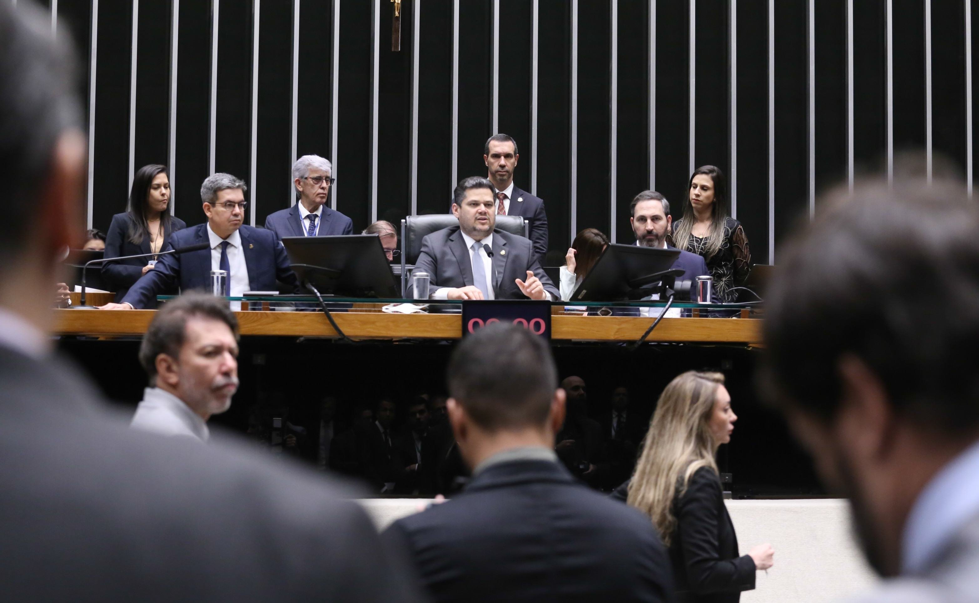 LOA  2026 é aprovada com superavit de R$ 34,5 bi e R$ 61 bi em emendas