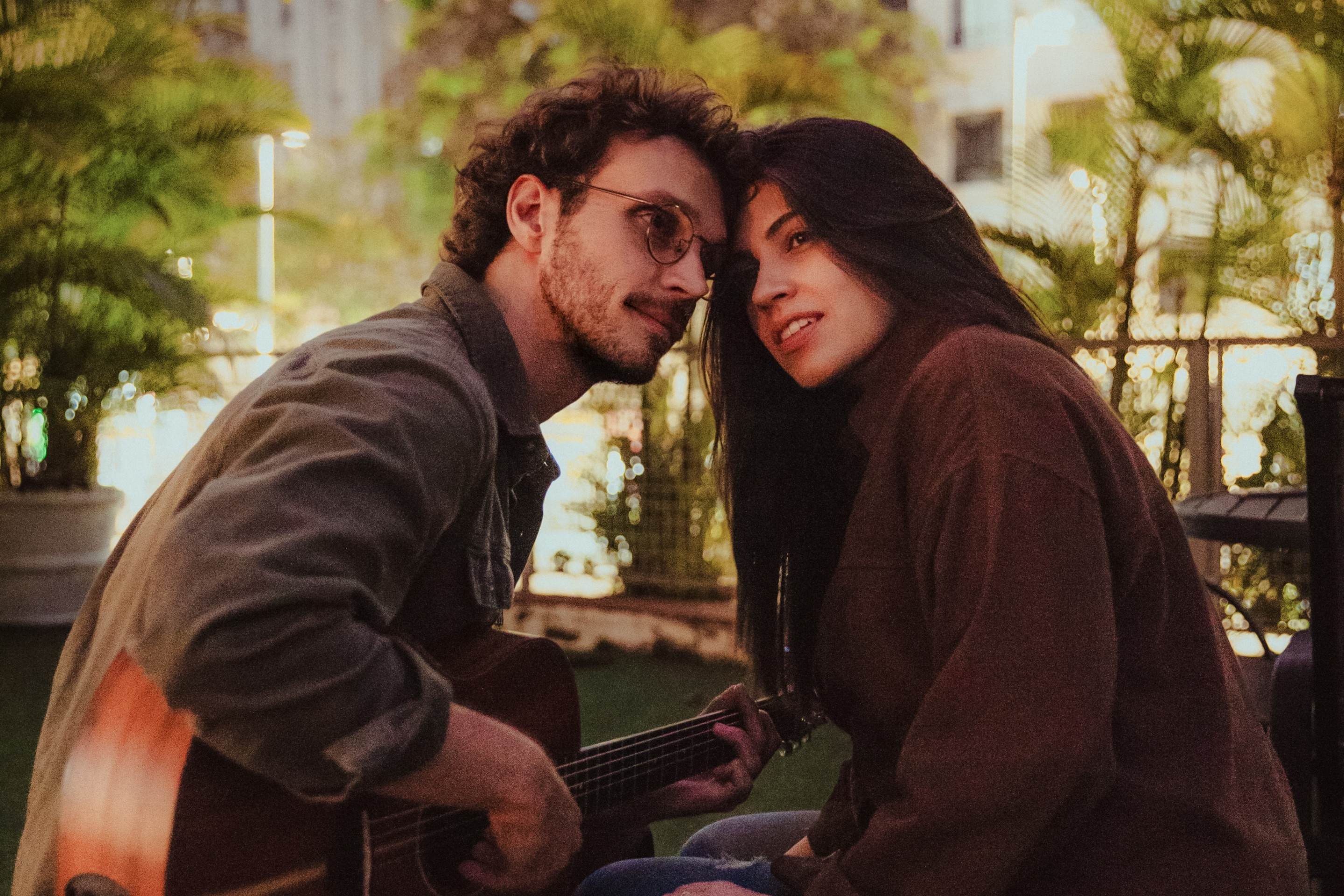Marina Aquino e Guga Lamar lançam 'Que Isso Nunca Acabe', single sobre conexões raras e liberdade no amor