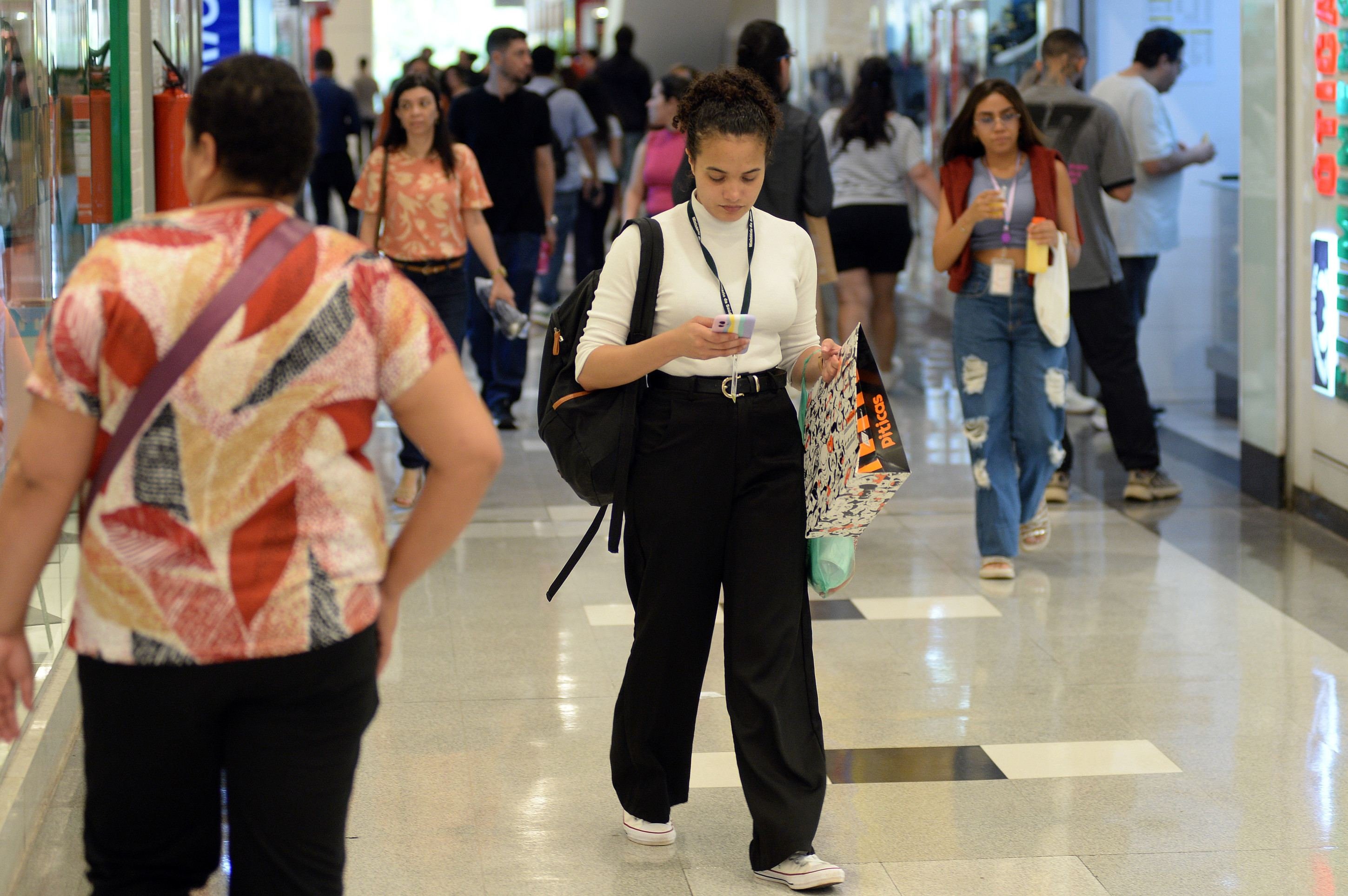 Shoppings do DF registram aumento no fluxo de consumidores em busca de lembran&ccedil;as para familiares e amigos