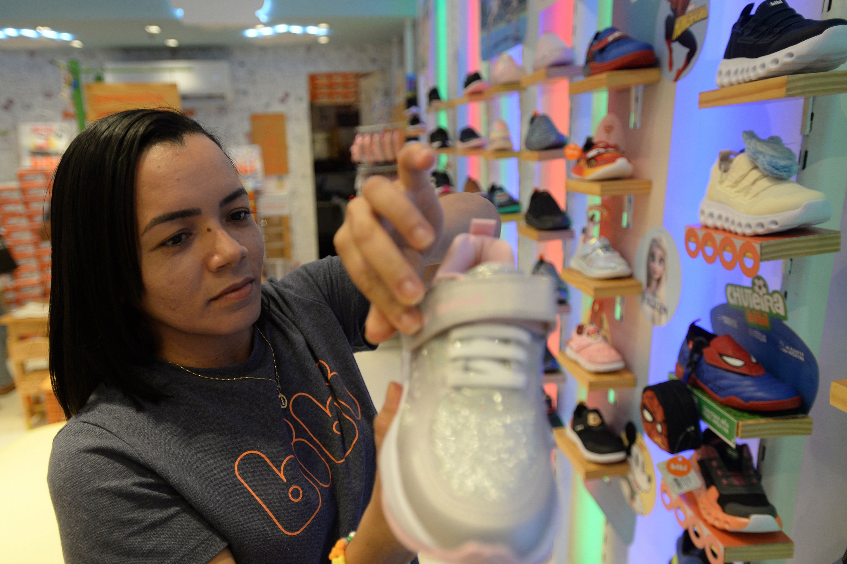 A gerente da loja Bibi (Conjunto Nacional), Rozana Sampaio, estima que as vendas v&atilde;o aumentar cerca de 10% em rela&ccedil;&atilde;o ao ano passado