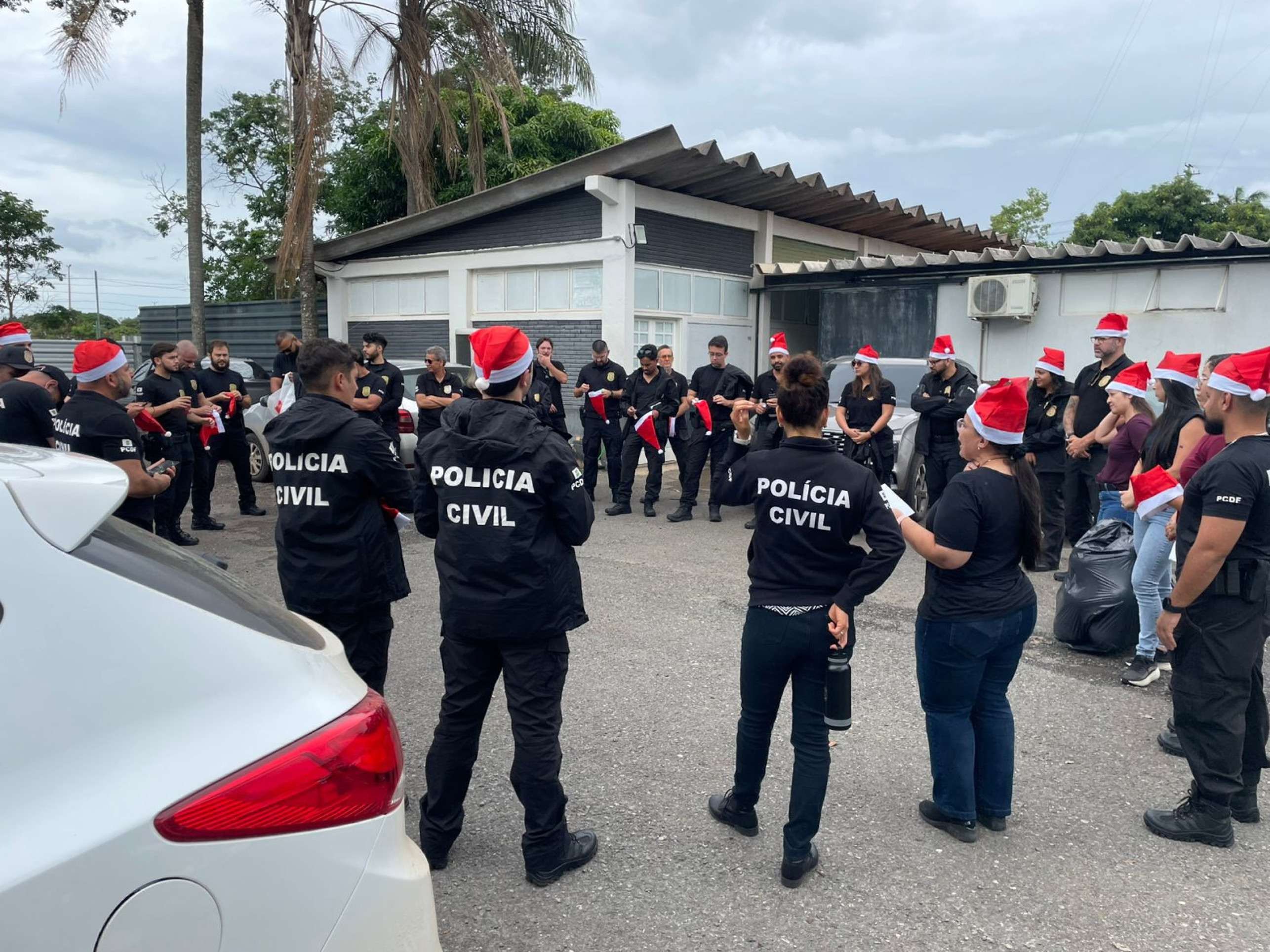 Polícia promove ação de Natal, em Brazlândia, com doação de cestas básicas