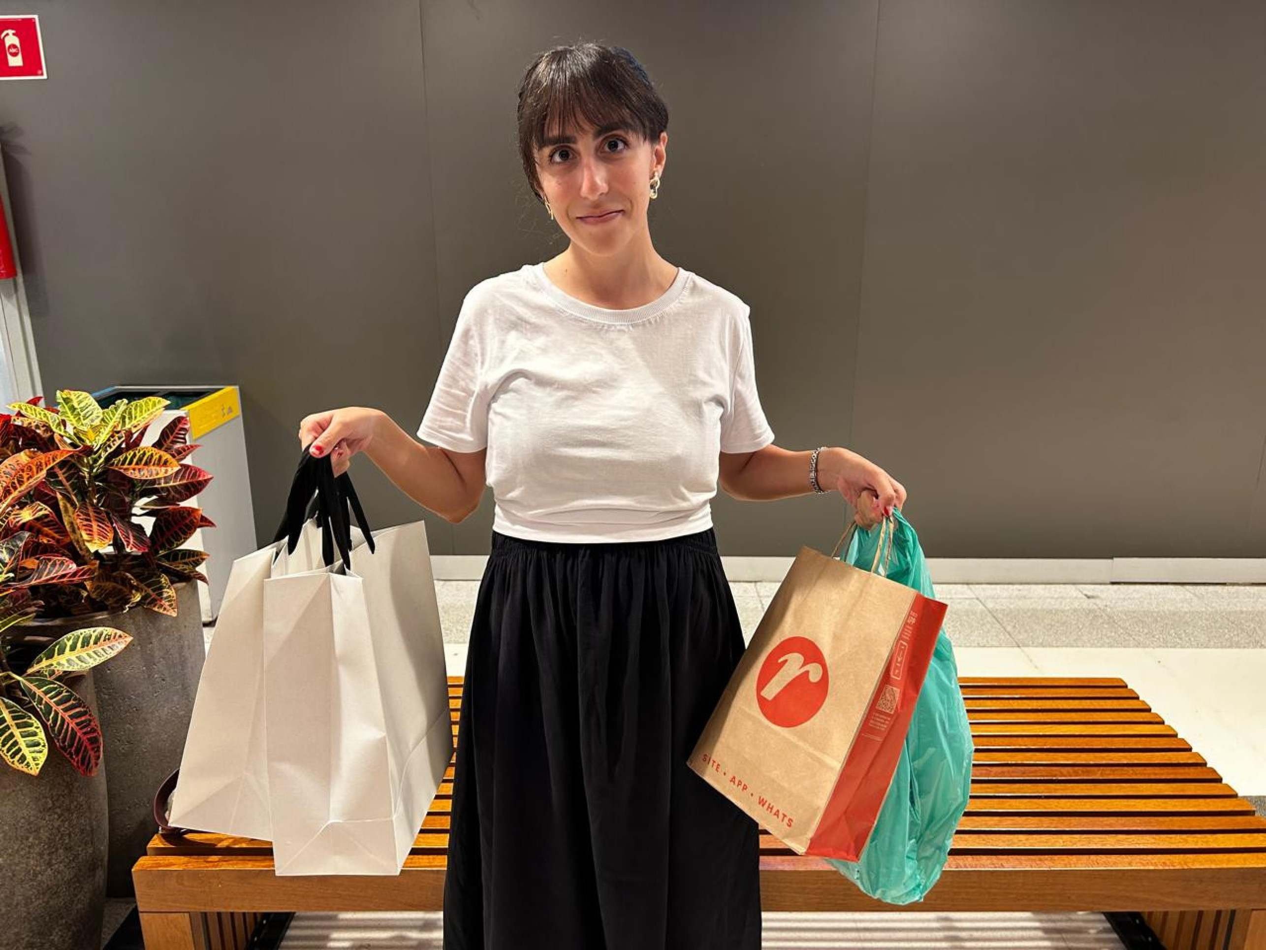 Ane Kelly comemora que, devido ao aumento que recebeu no sal&aacute;rio, pode gastar mais com quem ama