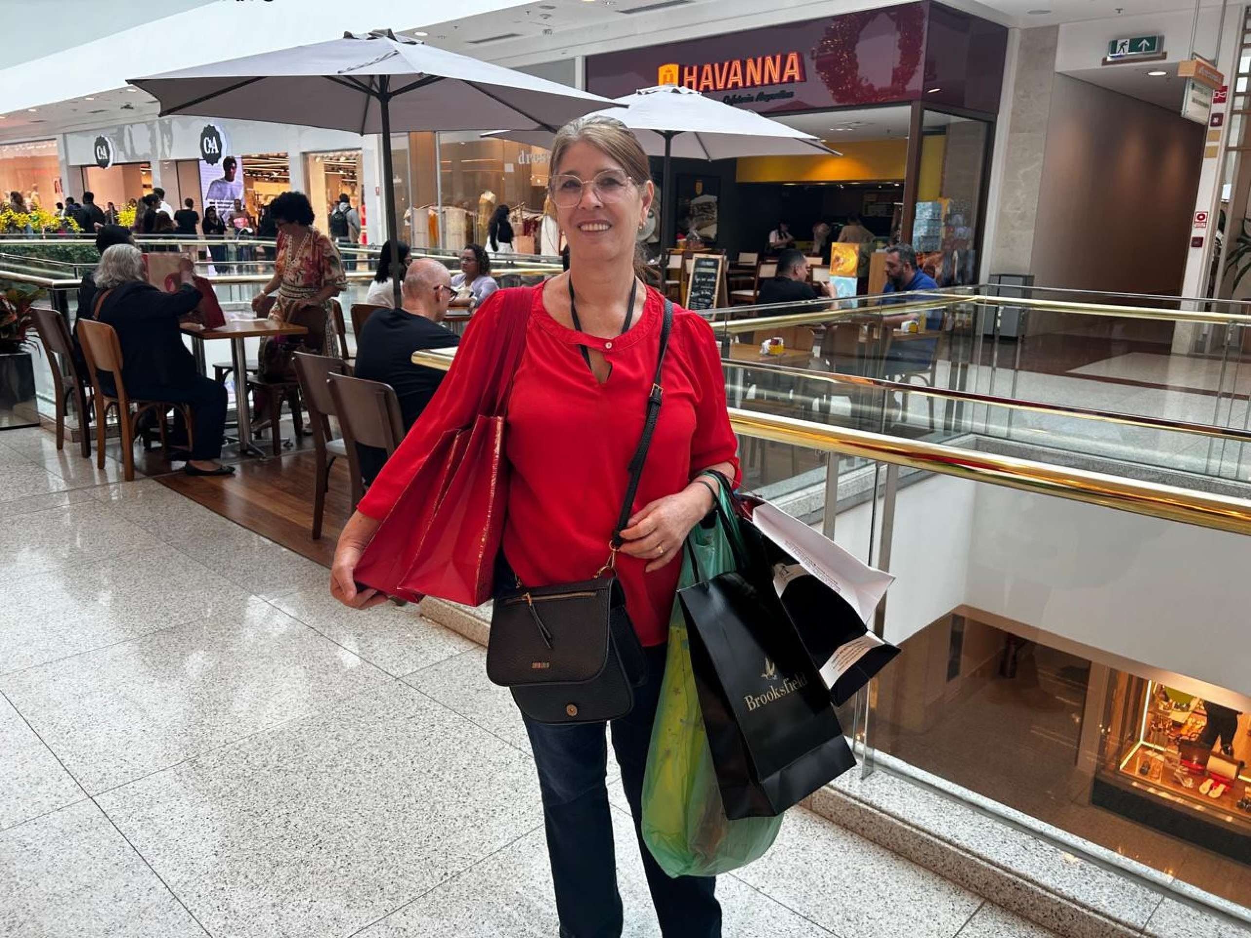 Para Janete Mendes, &eacute; tradi&ccedil;&atilde;o comprar presentes para todos os familiares