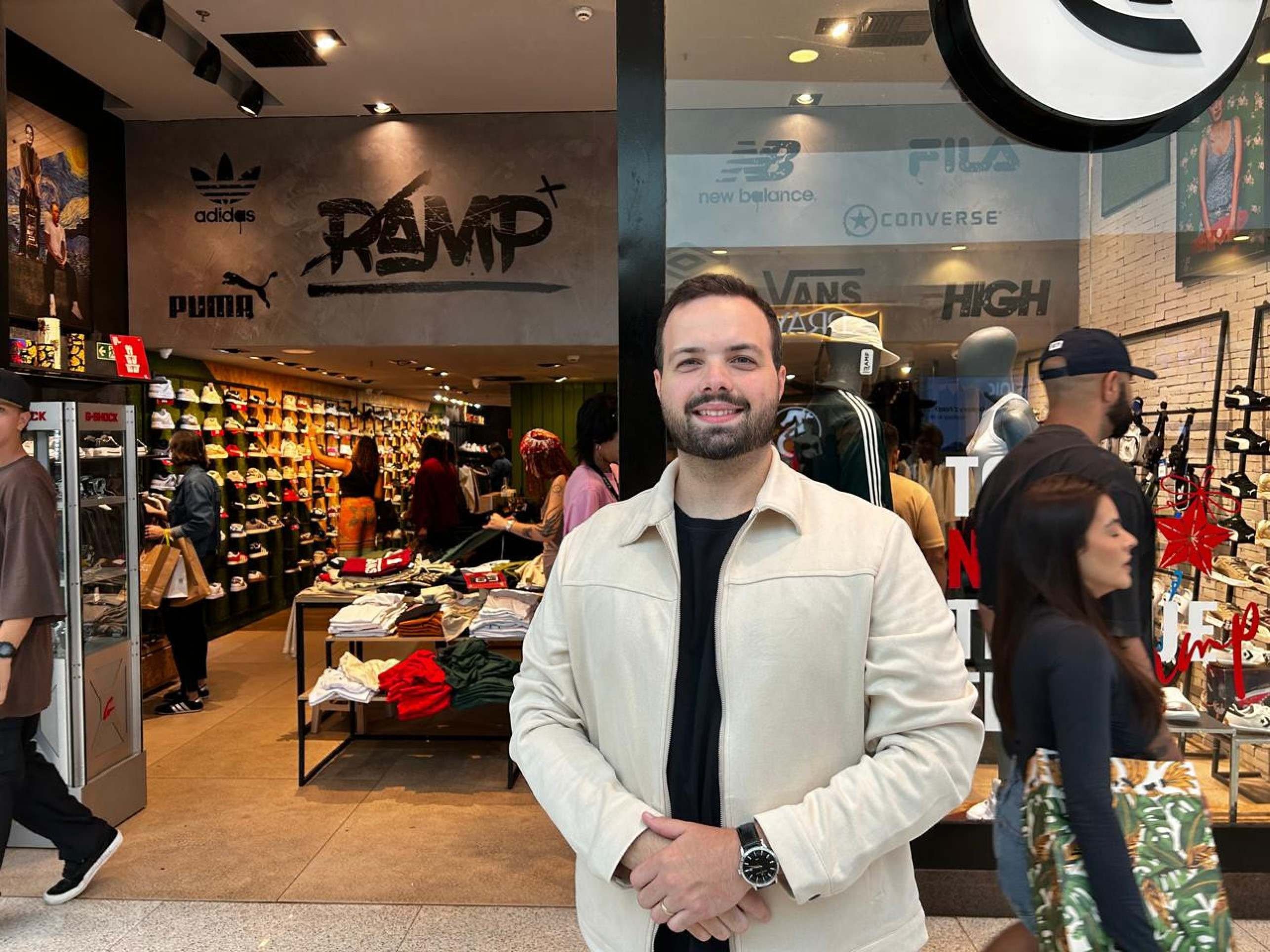 Bruno Riether, s&oacute;cio da loja de roupas Ramp, no ParkShopping, considera que o Natal caiu em um &oacute;timo per&iacute;odo para o com&eacute;rcio