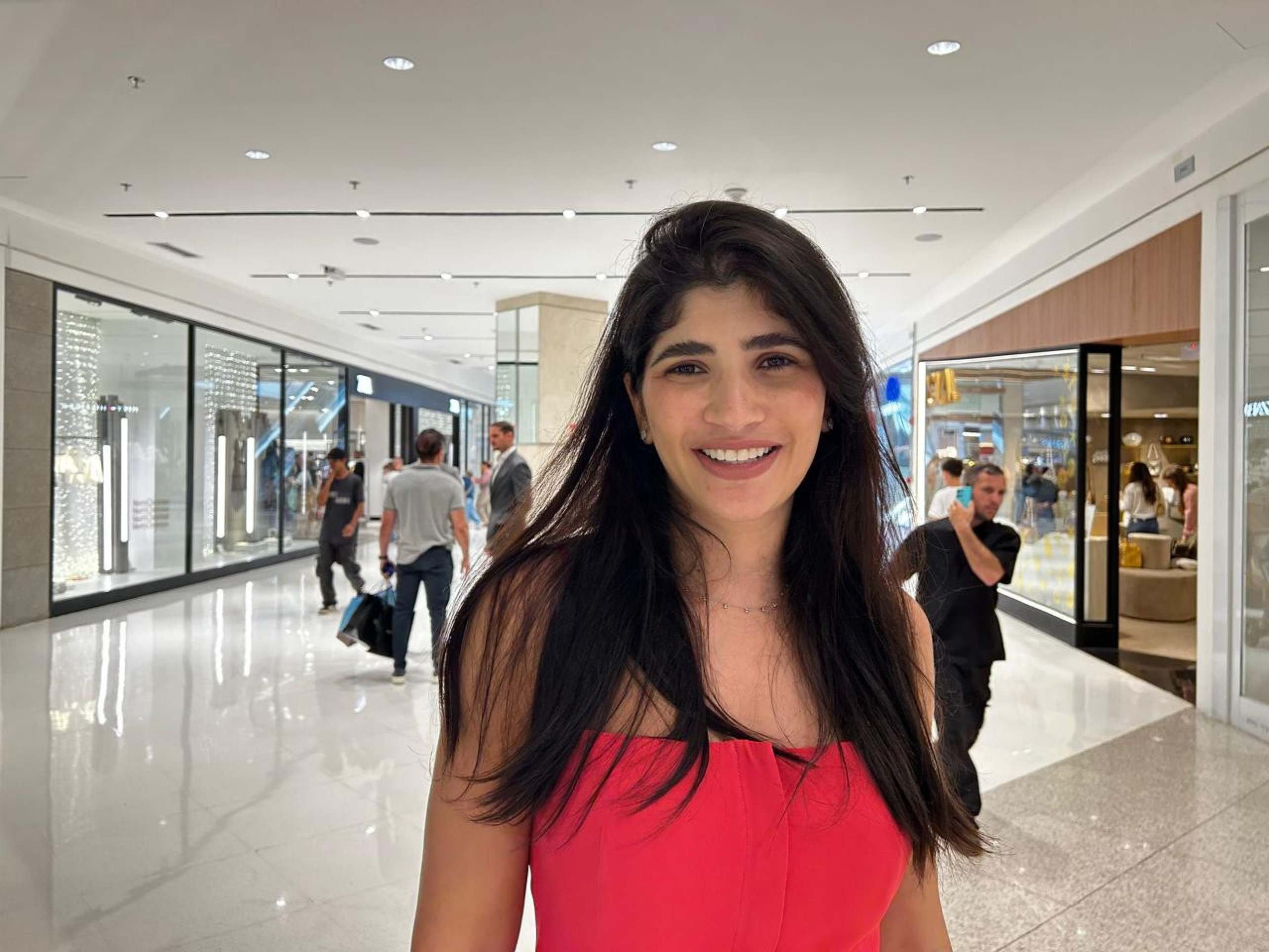 A empres&aacute;ria Juliana Beltr&atilde;o, da loja Luiza Barcelos, observa que as clientes t&ecirc;m comprado presentes para si 