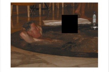 Bill Clinton em jacuzzi, em local não identificado, acompanhado 