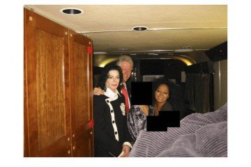 Em outra imagem, Clinton (C) com Michael Jackson (E) e Diana Ross -  (crédito: Departamento de Justiça dos EUA/AFP)