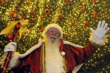 Trabalhar como Bom Velhinho é mais do que interpretar um personagem. Além de uma oportunidade de emprego temporário, é um período, para muitos desses profissionais, de se conectar com o público e contagiar crianças e adultos com a magia do Natal. Conheça a história de vários Noéis que foram contratados por shoppings da cidade. -  (crédito: Marcelo Ferreira/CB/D.A Pres)