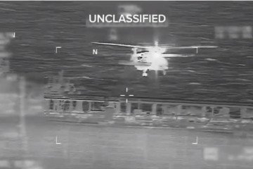 Vídeo mostra helicóptero da Guarda Costeira pousando no navio: operação teve o apoio do Exército  -  (crédito: Kristi Noem/X)