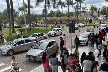 Fila de carros na entrada do Shopping JK, que também registrou movimento intenso de clientes - (crédito: Davi Cruz/CB/D.A.Press) Fila de carros na entrada do Shopping JK, que também registrou movimento intenso de clientes - (crédito: Davi Cruz/CB/D.A.Press)