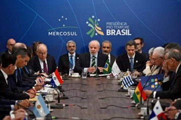 Lula na cúpula do Mercosul, em Foz do Iguaçu. Líderes dizem que vão formalizar o acordo em janeiro -  (crédito: Evaristo Sá/AFP)