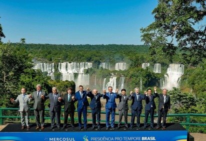 Foto oficial dos Presidentes e Chefes de Delega&ccedil;&atilde;o dos Estados Partes do Mercosul e dos Estados Associados, em frente &agrave;s Cataratas do Igua&ccedil;u  -  (crédito: Ricardo Stuckert / PR) -Foto oficial dos Presidentes e Chefes de Delega&ccedil;&atilde;o dos Estados Partes do Mercosul e dos Estados Associados, em frente &agrave;s Cataratas do Igua&ccedil;u  -  (crédito: Ricardo Stuckert / PR)