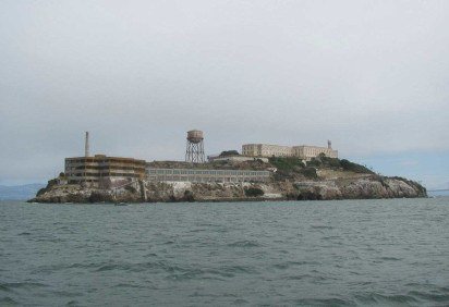 No universo de Harry Potter, Azkaban é símbolo de terror e isolamento. Poucos sabem que sua inspiração veio de Alcatraz, a famosa prisão americana localizada em uma ilha na Baía de São Francisco, na Califórnia. 

 -  (crédito: Slyronit - commons wikimedia) -No universo de Harry Potter, Azkaban é símbolo de terror e isolamento. Poucos sabem que sua inspiração veio de Alcatraz, a famosa prisão americana localizada em uma ilha na Baía de São Francisco, na Califórnia. 

 -  (crédito: Slyronit - commons wikimedia)