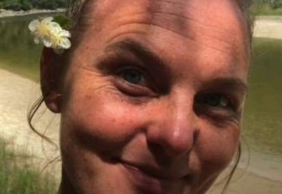 Uma mulher foi atacada por uma capivara durante um mergulho na Praia da Lagoinha do Leste, em Florianópolis, e sofreu ferimentos graves. A vítima, a psicóloga e escritora Fabiana Lenz, sentiu um forte impacto e dores intensas, inicialmente confundidas com um tronco.  -  (crédito: Reprodução/Arquivo Pessoal) -Uma mulher foi atacada por uma capivara durante um mergulho na Praia da Lagoinha do Leste, em Florianópolis, e sofreu ferimentos graves. A vítima, a psicóloga e escritora Fabiana Lenz, sentiu um forte impacto e dores intensas, inicialmente confundidas com um tronco.  -  (crédito: Reprodução/Arquivo Pessoal)