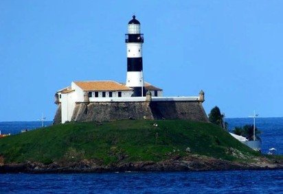 O Farol da Barra, em  Salvador (BA), é um dos mais bonitos e significativos do mundo. Construído em 1698 , é o mais antigo do Brasil. Servia para orientar os comandantes das embarcações que chegavam à baía de Todos os Santos e levavam açúcar e outras especiarias para a Europa. -  (crédito: Reprodução do site wikimapia.org/) -O Farol da Barra, em  Salvador (BA), é um dos mais bonitos e significativos do mundo. Construído em 1698 , é o mais antigo do Brasil. Servia para orientar os comandantes das embarcações que chegavam à baía de Todos os Santos e levavam açúcar e outras especiarias para a Europa. -  (crédito: Reprodução do site wikimapia.org/)