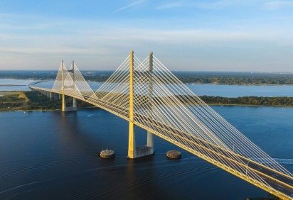 Pontes suspensas são verdadeiras obras de arte da engenharia, unindo a beleza e a particularidade de diferentes culturas ao redor do mundo. Veja algumas dessas maravilhas da construção.
 -  (crédito: Lance Asper Unsplash) -Pontes suspensas são verdadeiras obras de arte da engenharia, unindo a beleza e a particularidade de diferentes culturas ao redor do mundo. Veja algumas dessas maravilhas da construção.
 -  (crédito: Lance Asper Unsplash)