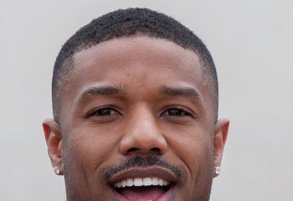 Michael B. Jordan venceu o prêmio de Melhor Ator por “Pecadores” no San Diego Film Critics Society Awards 2025. Na mesma cerimônia, o filme também foi premiado nas categorias Direção, Uso de Música e Melhor Filme.
 -  (crédito:  Wikimedia Commons / Joan Hernandez Mir) -Michael B. Jordan venceu o prêmio de Melhor Ator por “Pecadores” no San Diego Film Critics Society Awards 2025. Na mesma cerimônia, o filme também foi premiado nas categorias Direção, Uso de Música e Melhor Filme.
 -  (crédito:  Wikimedia Commons / Joan Hernandez Mir)