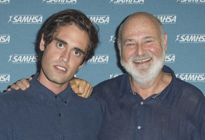 Nick Reiner, filho do cineasta Rob Reiner e de Michele Singer Reiner, foi acusado de dois homicídios em primeiro grau pela morte dos pais em sua casa. Se condenado, pode pegar prisão perpétua sem liberdade condicional ou até pena de morte. A promotoria avalia se pedirá a punição máxima. -  (crédito: SAMHSA wikimedia commons ) -Nick Reiner, filho do cineasta Rob Reiner e de Michele Singer Reiner, foi acusado de dois homicídios em primeiro grau pela morte dos pais em sua casa. Se condenado, pode pegar prisão perpétua sem liberdade condicional ou até pena de morte. A promotoria avalia se pedirá a punição máxima. -  (crédito: SAMHSA wikimedia commons )
