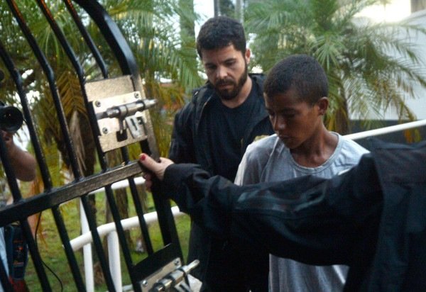  Rafael Silva Lima &eacute; transferido da delegacia para a Divis&atilde;o de Controle e Cust&oacute;dia de Presos (DCCP), onde passar&aacute; por audi&ecirc;ncia de cust&oacute;dia -  (crédito: Fotos: Ed Alves CB/DA Press)