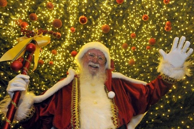 Trabalhar como Bom Velhinho é mais do que interpretar um personagem. Além de uma oportunidade de emprego temporário, é um período, para muitos desses profissionais, de se conectar com o público e contagiar crianças e adultos com a magia do Natal. Conheça a história de vários Noéis que foram contratados por shoppings da cidade. -  (crédito: Marcelo Ferreira/CB/D.A Pres)