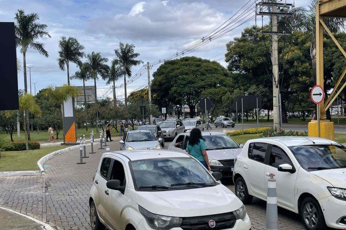 Fila de carros na entrada do Shopping JK