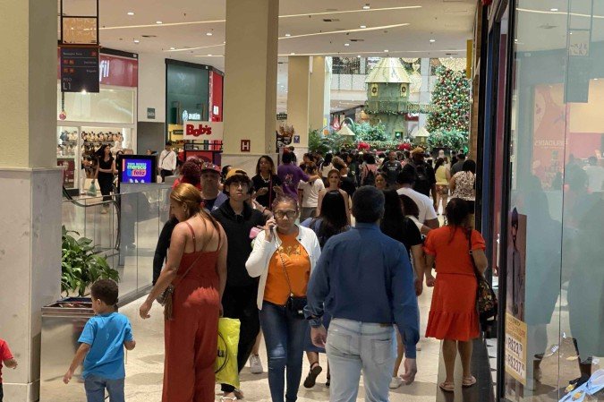 Grande fluxo de pessoas no Shopping JK