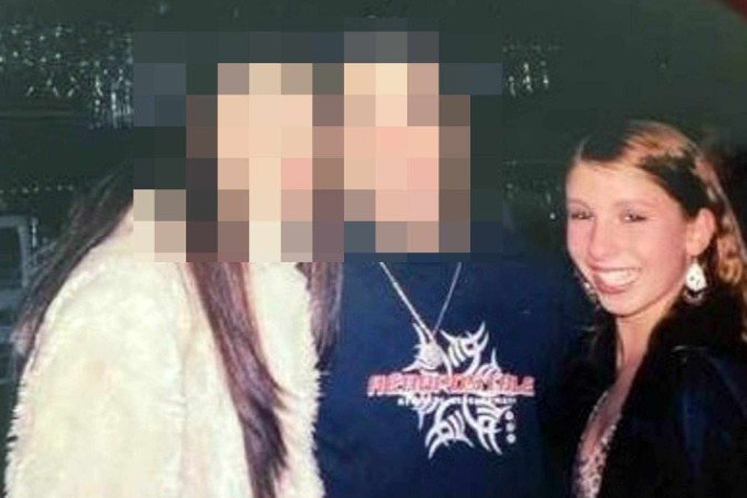 Marina Lacerda (D), brasileira abusada por Epstein: na foto, com 15 anos, &agrave; &eacute;poca da viol&ecirc;ncia 