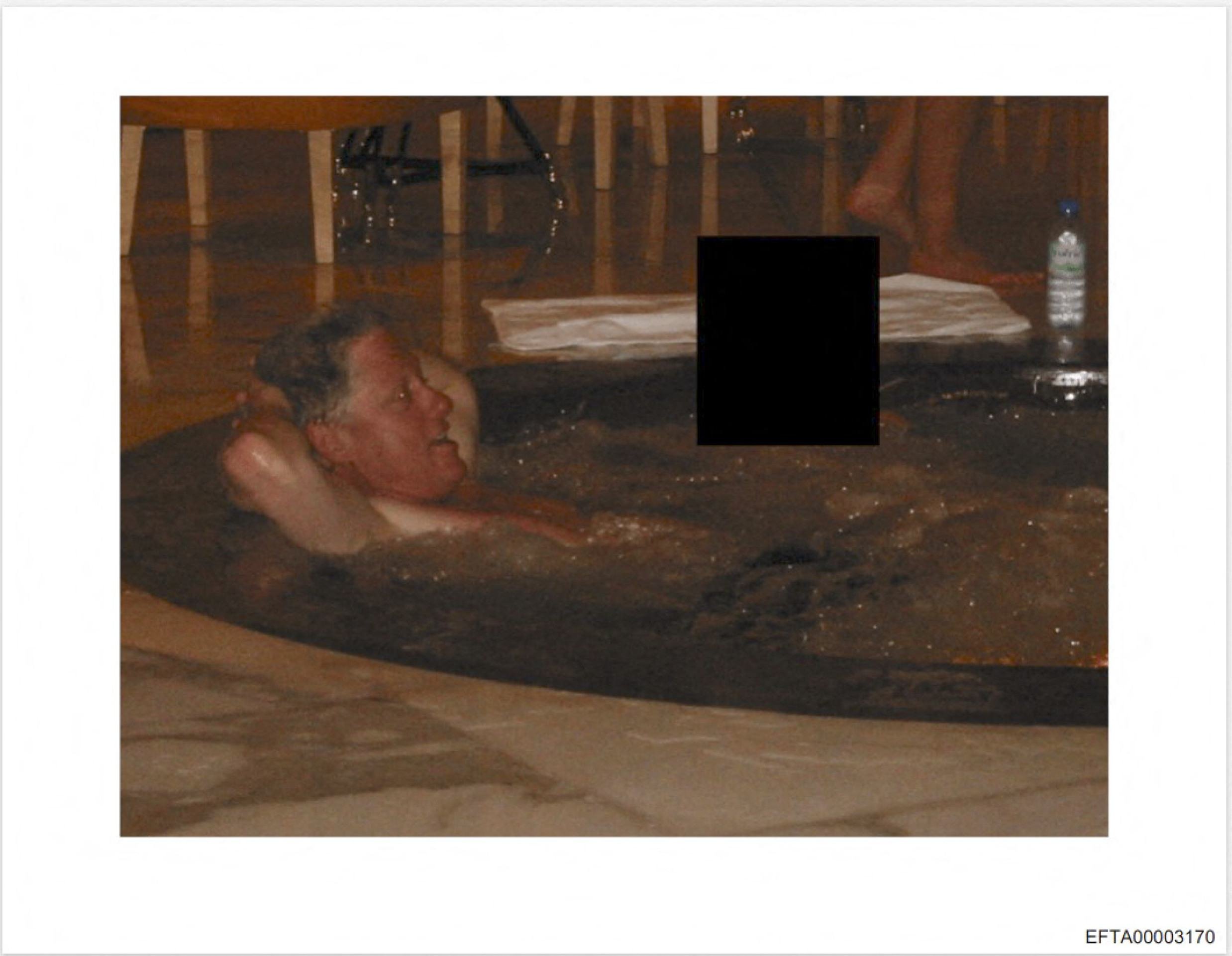 Bill Clinton em jacuzzi, em local n&atilde;o identificado, acompanhado de mulher 